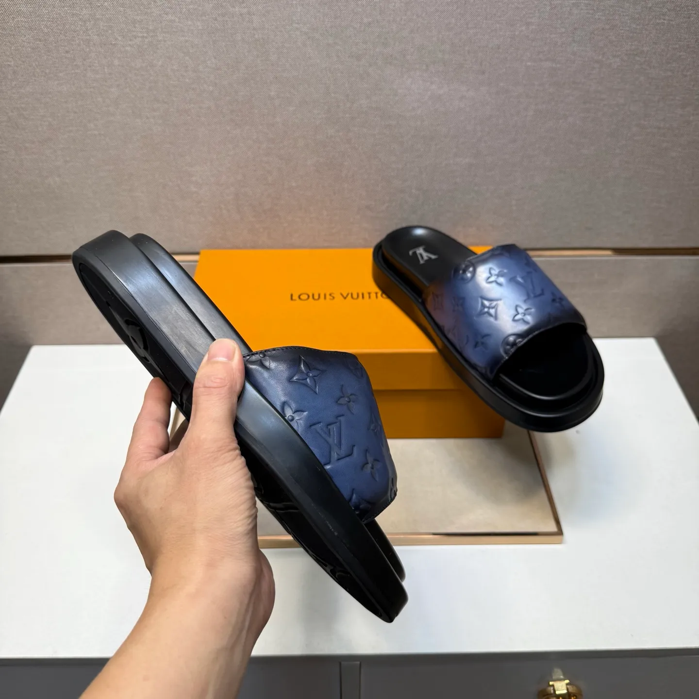 ⬛️Men's shoes 💰p400 [LV～] Men's casual slippers 2025z cabinet sales simultaneously 🔶Size: 39-44#️⃣ 🔷4 colors🔜The upper is made of cowhide stitching➕Genuine leather lining, comfortable and breathable, sole: original comfortable and wear-resistant outsole, ⚠️Real 📱Photographed🎬The real thing is better📢📢📢